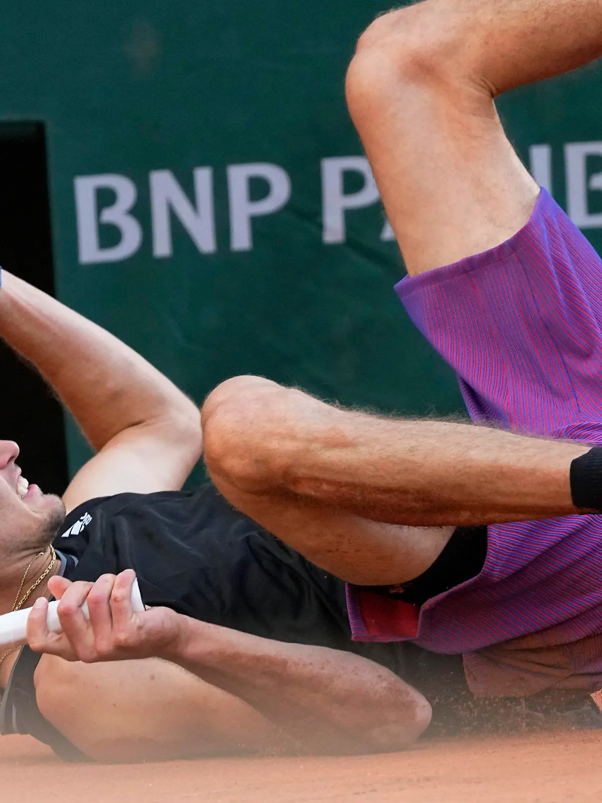 30.05.2021, Frankreich, Paris: Tennis: Grand Slam/ATP-Tour - French Open, Einzel, Herren, 1. Runde, Zverev (Deutschland) - Otte (Deutschland): Alexander Zverev fällt während des Spiels. Foto: Michel Euler/AP/dpa +++ dpa-Bildfunk +++