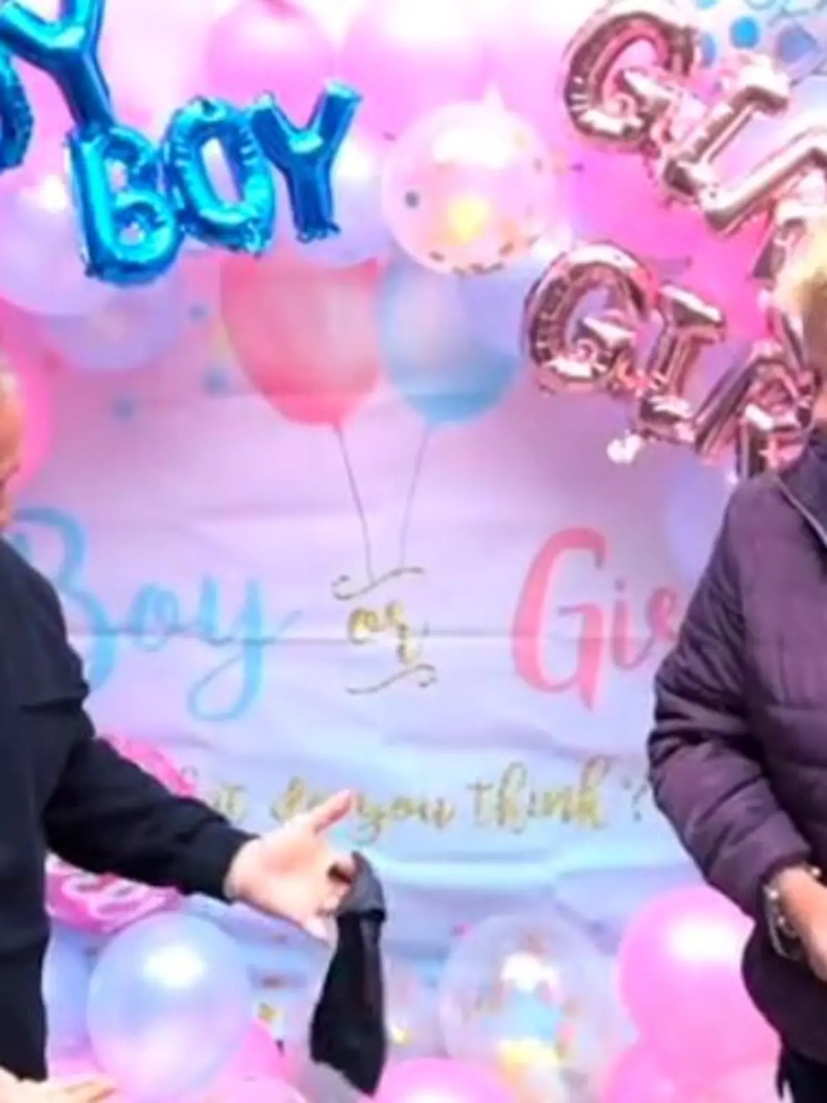 Freund Harald und Mutter Silvia Wollny hatten eigentlich beim Pieksen des Ballons rosa oder blaues Konfetti für Sarafinas Baby-Geschlecht-Enthüllung erwartet - Fail!