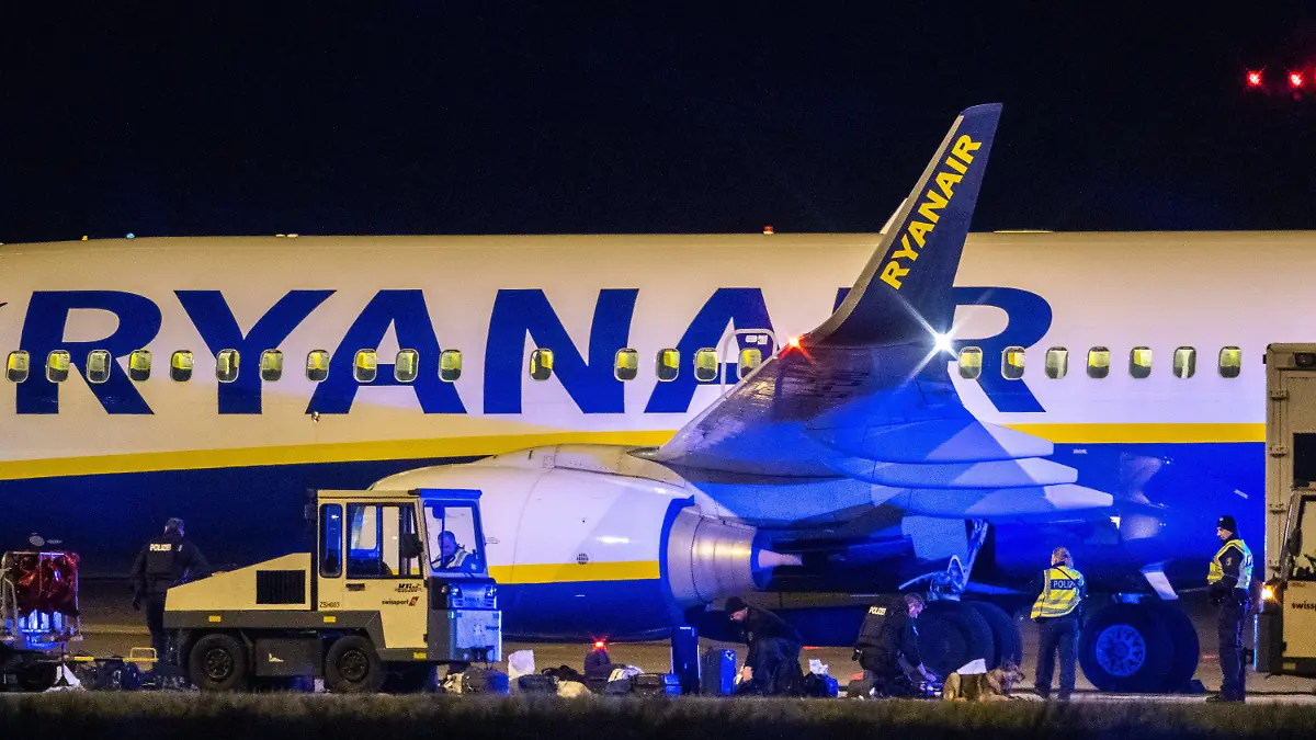 30.05.2021, Berlin: Die Bundespolizei überprüft nach einer außerplanmäßigen Landung einer Ryanair-Maschine am Berliner Hauptstadtflughafen BER das Flugzeug. Foto: Christophe Gateau/dpa +++ dpa-Bildfunk +++