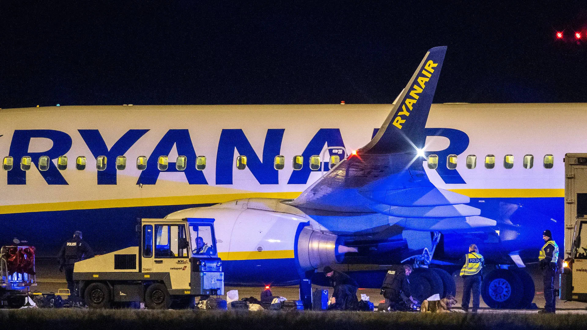 30.05.2021, Berlin: Die Bundespolizei überprüft nach einer außerplanmäßigen Landung einer Ryanair-Maschine am Berliner Hauptstadtflughafen BER das Flugzeug. Foto: Christophe Gateau/dpa +++ dpa-Bildfunk +++