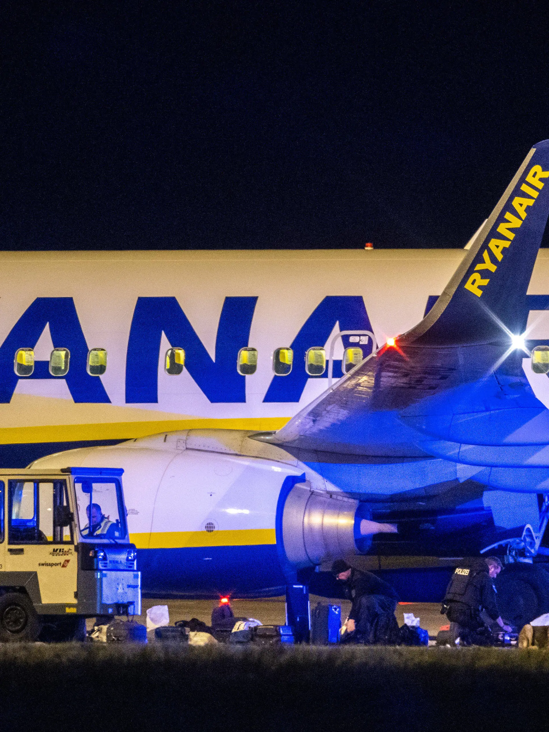 30.05.2021, Berlin: Die Bundespolizei überprüft nach einer außerplanmäßigen Landung einer Ryanair-Maschine am Berliner Hauptstadtflughafen BER das Flugzeug. Foto: Christophe Gateau/dpa +++ dpa-Bildfunk +++