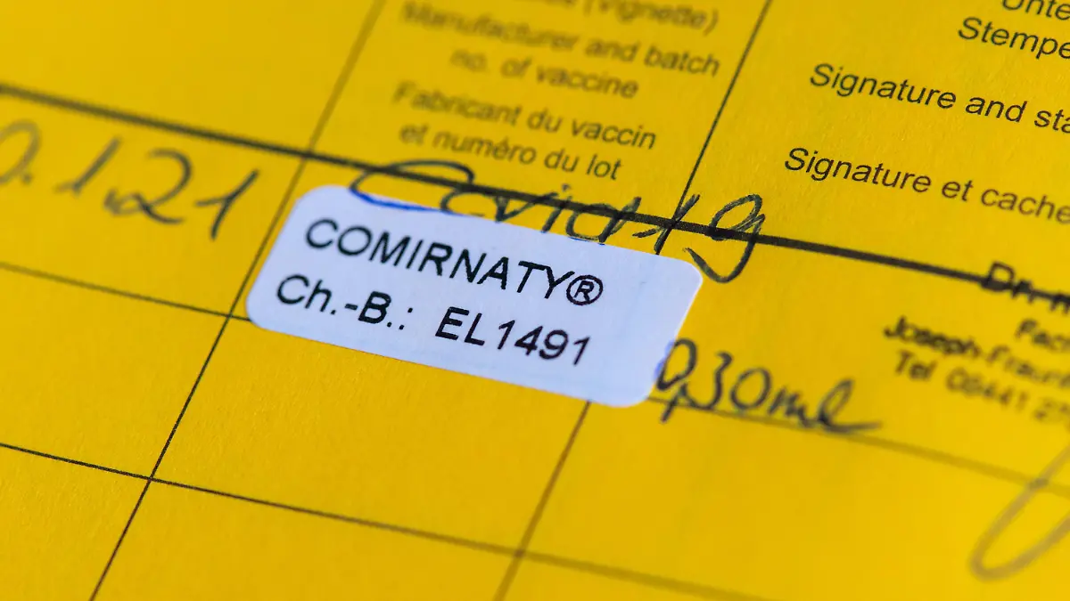 ARCHIV - 10.01.2021, Bayern, Pfaffenhofen a.d.Ilm: Ein Impfpass mit einer eingetragenen Impfung gegen das Corona-Virus SARS-CoV-2 ist im Impfzentrum zu sehen. (zu dpa «Nur wenige Fälle - Polizei findet einige gefälschte Impfpässe») Foto: Sven Hoppe/dpa +++ dpa-Bildfunk +++