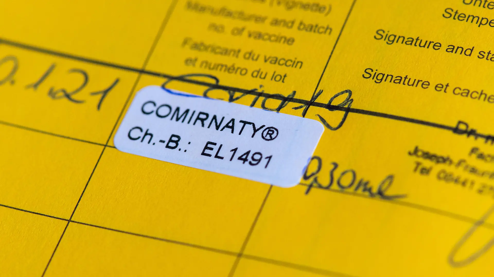 ARCHIV - 10.01.2021, Bayern, Pfaffenhofen a.d.Ilm: Ein Impfpass mit einer eingetragenen Impfung gegen das Corona-Virus SARS-CoV-2 ist im Impfzentrum zu sehen. (zu dpa «Nur wenige Fälle - Polizei findet einige gefälschte Impfpässe») Foto: Sven Hoppe/dpa +++ dpa-Bildfunk +++