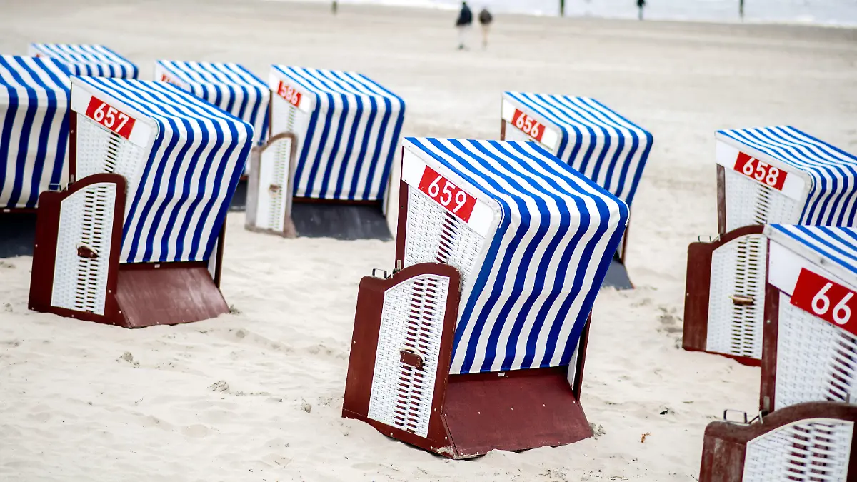 14.05.2021, Niedersachsen, Norderney: Zahlreiche leere Strandkörbe stehen bei trübem Wetter im Sand am Weststrand der Insel. In Niedersachsen dürfen Hotels, Ferienwohnungen und andere Quartiere in Regionen mit einer Sieben-Tage-Inzidenz unter 100 wieder Gäste empfangen. Buchen können aber nur Menschen aus dem Bundesland. Foto: Hauke-Christian Dittrich/dpa +++ dpa-Bildfunk +++