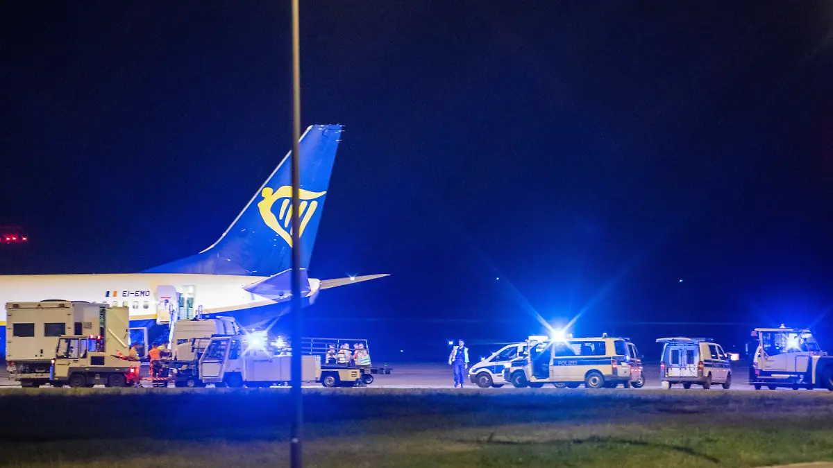 30.05.2021, Berlin: Die Bundespolizei überprüft nach einer außerplanmäßigen Landung einer Ryanair-Maschine am Berliner Hauptstadtflughafen BER das Flugzeug. Foto: Christophe Gateau/dpa +++ dpa-Bildfunk +++