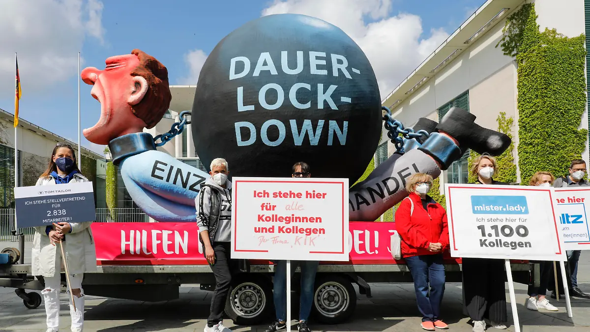 Protest Einzelhandels vor dem Bundeskanzleramt Berlin, 19.05.2021 - Vertreter von Einzelhandelsketten wie S.Oliver, Thalia ,Kik, Galeria Karstadt Kaufhof sowie der Handelsverband Deutschland demonstrieren vor dem Kanzleramt gegen die geltenden Lockdown-Regelungen und die ihrer Meinung nach unzureichenden Corona-Hilfen der Bundesregierung. Berlin Berlin Deutschland *** Protest of retail trade in front of the Federal Chancellery Berlin, 19 05 2021 Representatives of retail chains such as S Oliver, Thalia ,Kik, Galeria Karstadt Kaufhof as well as the German Trade Association demonstrate in front of the Chancellors Office against the current lockdown regulations and the, in their opinion, insufficient Corona aid of the Federal Government Berli