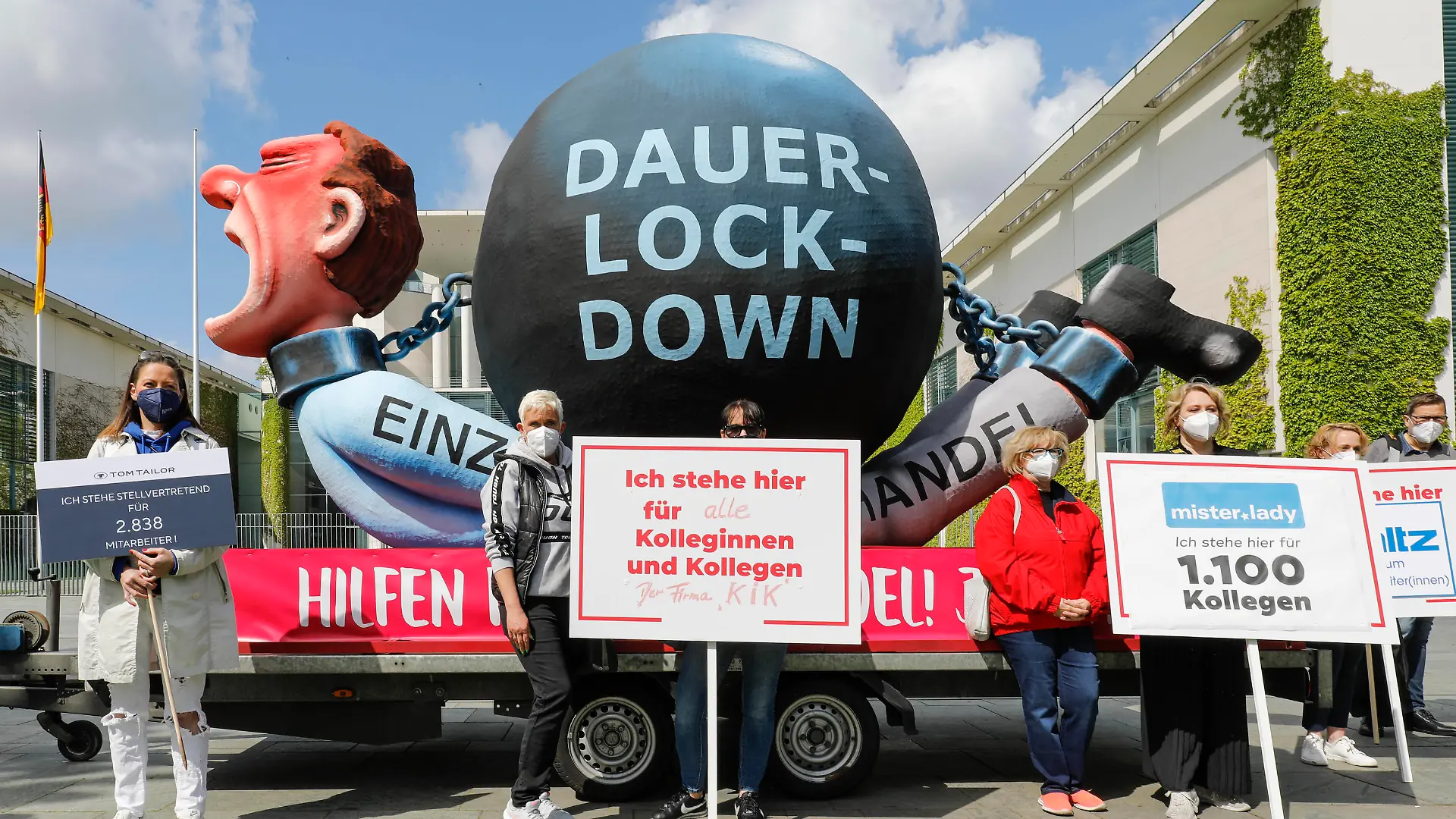 Protest Einzelhandels vor dem Bundeskanzleramt Berlin, 19.05.2021 - Vertreter von Einzelhandelsketten wie S.Oliver, Thalia ,Kik, Galeria Karstadt Kaufhof sowie der Handelsverband Deutschland demonstrieren vor dem Kanzleramt gegen die geltenden Lockdown-Regelungen und die ihrer Meinung nach unzureichenden Corona-Hilfen der Bundesregierung. Berlin Berlin Deutschland *** Protest of retail trade in front of the Federal Chancellery Berlin, 19 05 2021 Representatives of retail chains such as S Oliver, Thalia ,Kik, Galeria Karstadt Kaufhof as well as the German Trade Association demonstrate in front of the Chancellors Office against the current lockdown regulations and the, in their opinion, insufficient Corona aid of the Federal Government Berli