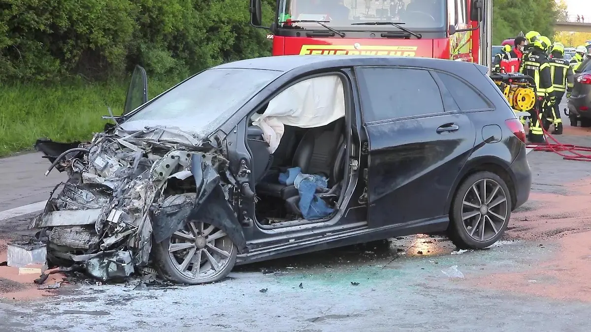 Der Mercedes des Geisterfahrers wurde völlig zerstört. Feuerwehrleute konnten den Mann lebend befreien. Ein Rettungshubschrauber brachte ihn ins Krankenhaus.