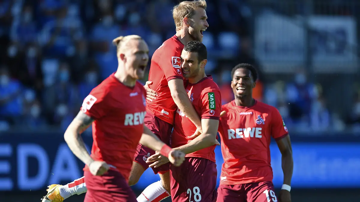 29.05.2021, Schleswig-Holstein, Kiel: Fußball, Bundesliga, Relegation, Rückspiel, Holstein Kiel - 1. FC Köln, Holstein-Stadion: Kölns Stürmer Sebastian Andersson (2.v.l) jubelt nach seinem Treffer zum 1:2. WICHTIGER HINWEIS: Gemäß den Vorgaben der DFL Deutsche Fußball Liga bzw. des DFB Deutscher Fußball-Bund ist es untersagt, in dem Stadion und/oder vom Spiel angefertigte Fotoaufnahmen in Form von Sequenzbildern und/oder videoähnlichen Fotostrecken zu verwerten bzw. verwerten zu lassen. Foto: Carmen Jaspersen/dpa +++ dpa-Bildfunk +++