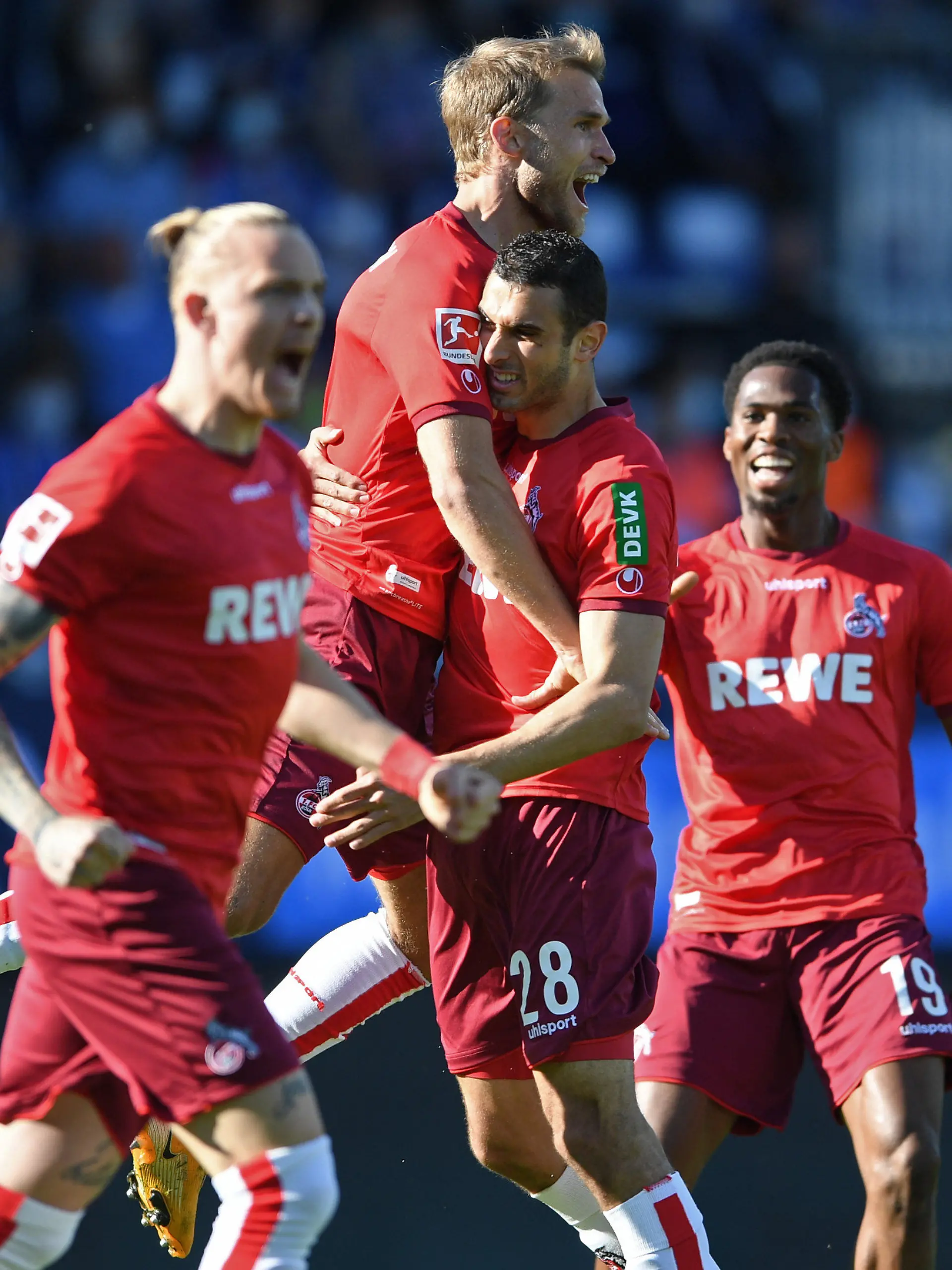 29.05.2021, Schleswig-Holstein, Kiel: Fußball, Bundesliga, Relegation, Rückspiel, Holstein Kiel - 1. FC Köln, Holstein-Stadion: Kölns Stürmer Sebastian Andersson (2.v.l) jubelt nach seinem Treffer zum 1:2. WICHTIGER HINWEIS: Gemäß den Vorgaben der DFL Deutsche Fußball Liga bzw. des DFB Deutscher Fußball-Bund ist es untersagt, in dem Stadion und/oder vom Spiel angefertigte Fotoaufnahmen in Form von Sequenzbildern und/oder videoähnlichen Fotostrecken zu verwerten bzw. verwerten zu lassen. Foto: Carmen Jaspersen/dpa +++ dpa-Bildfunk +++