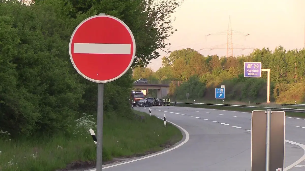 Schilder warnen davor, in dieser Richtung vom Parkplatz auf die Autobahn 24 zu fahren.