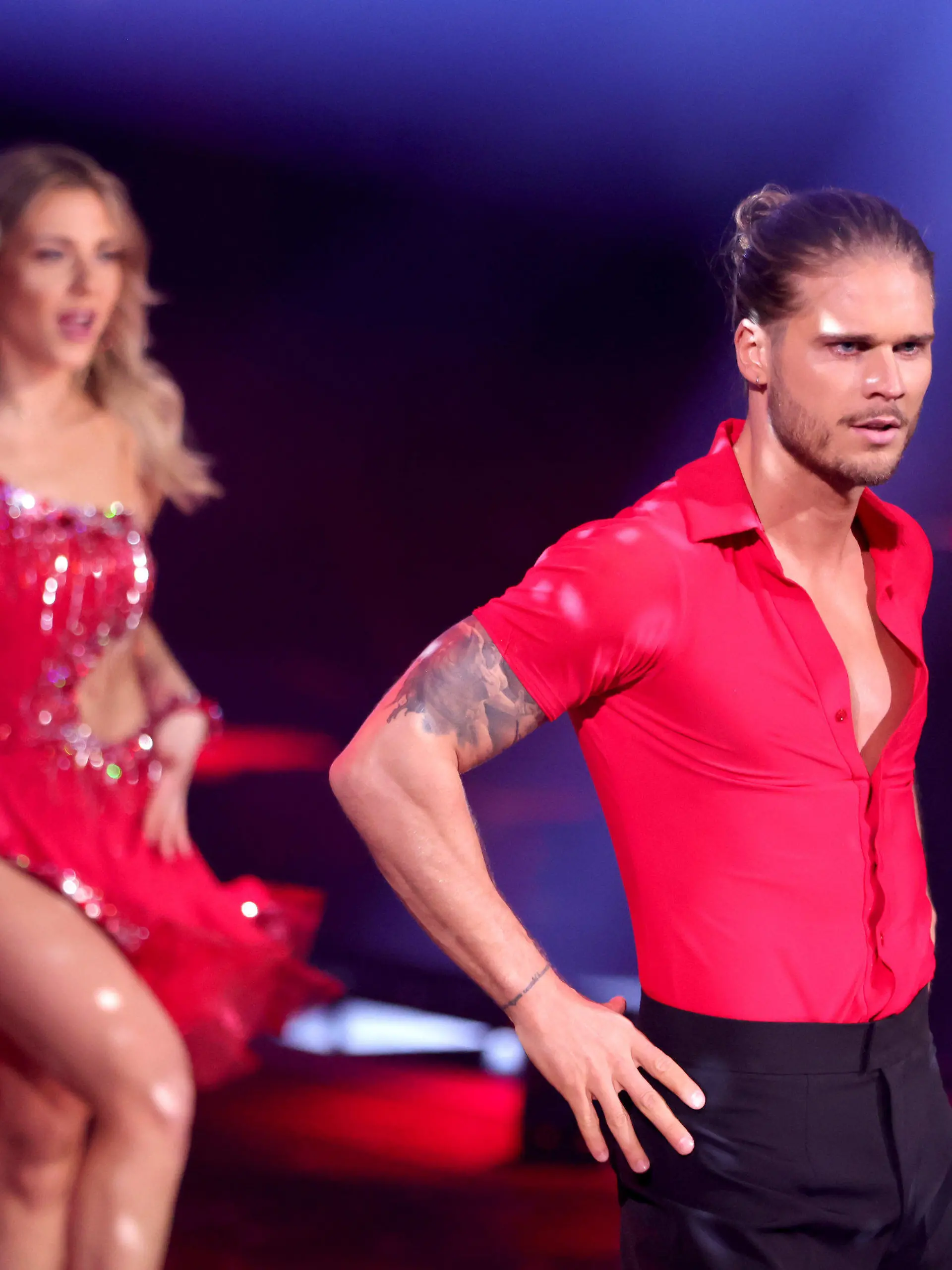 26.02.2021, Nordrhein-Westfalen, Köln: "Let's Dance" - Auftakt zur 14. Staffel der RTL-Tanzshow: Rurik Gislason (r) steht auf der Bühne. In der ersten Folge "Wer tanzt mit wem? Die grosse Kennenlernshow" zeigt sich, wer mit welchem Profi das Tanzbein schwingen wird. Foto: Andreas Rentz/Getty-Pool/dpa +++ dpa-Bildfunk +++