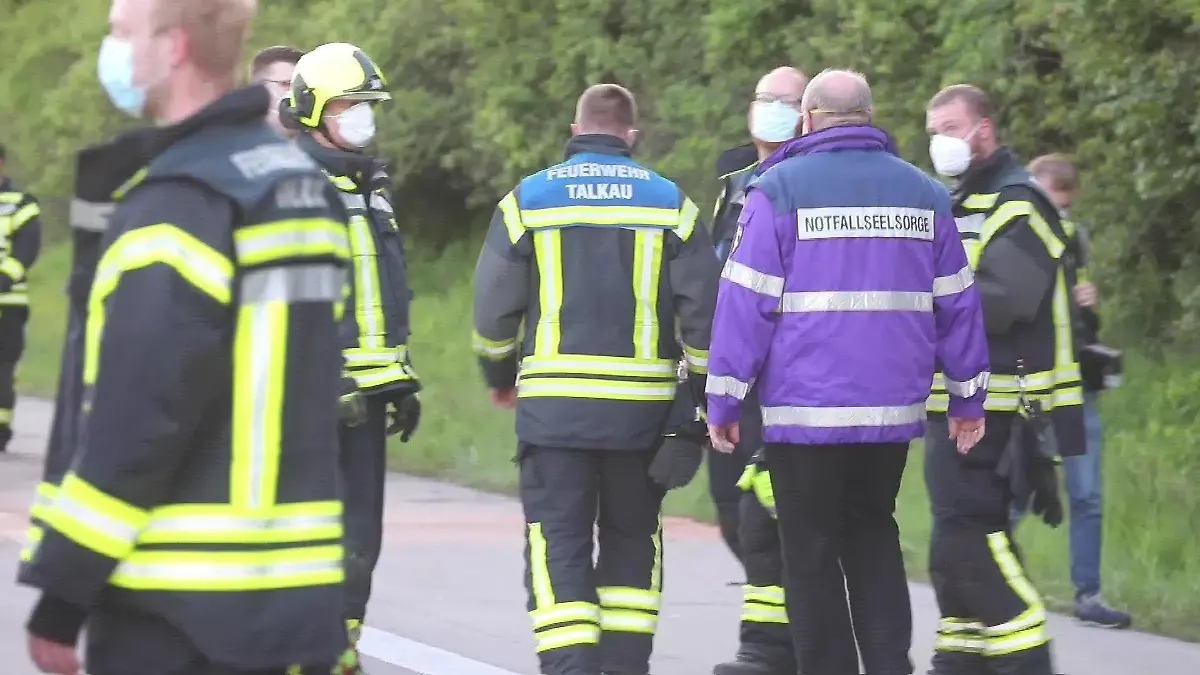 Ein Notfallseelsorger kümmert sich um die Einsatzkräfte.
