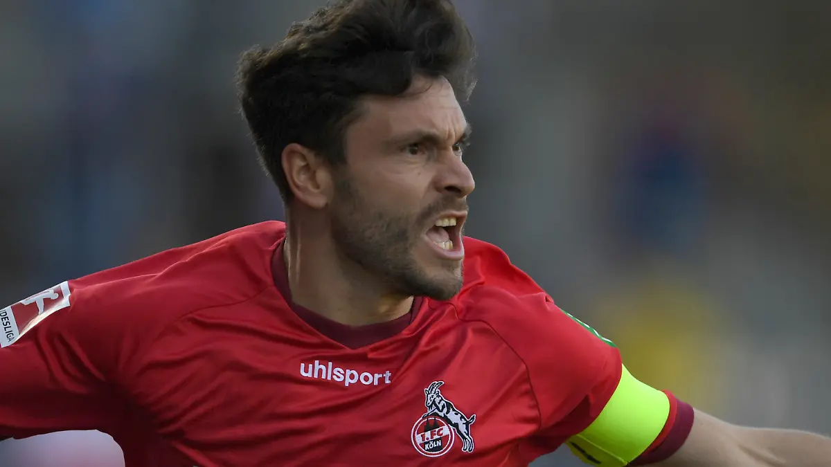 29.05.2021, Schleswig-Holstein, Kiel: Fußball, Bundesliga, Relegation, Rückspiel, Holstein Kiel - 1. FC Köln, Holstein-Stadion: Kölns Mittelfeldspieler Jonas Hector jubelt nach dem 0:1. WICHTIGER HINWEIS: Gemäß den Vorgaben der DFL Deutsche Fußball Liga bzw. des DFB Deutscher Fußball-Bund ist es untersagt, in dem Stadion und/oder vom Spiel angefertigte Fotoaufnahmen in Form von Sequenzbildern und/oder videoähnlichen Fotostrecken zu verwerten bzw. verwerten zu lassen. Foto: Carmen Jaspersen/dpa +++ dpa-Bildfunk +++