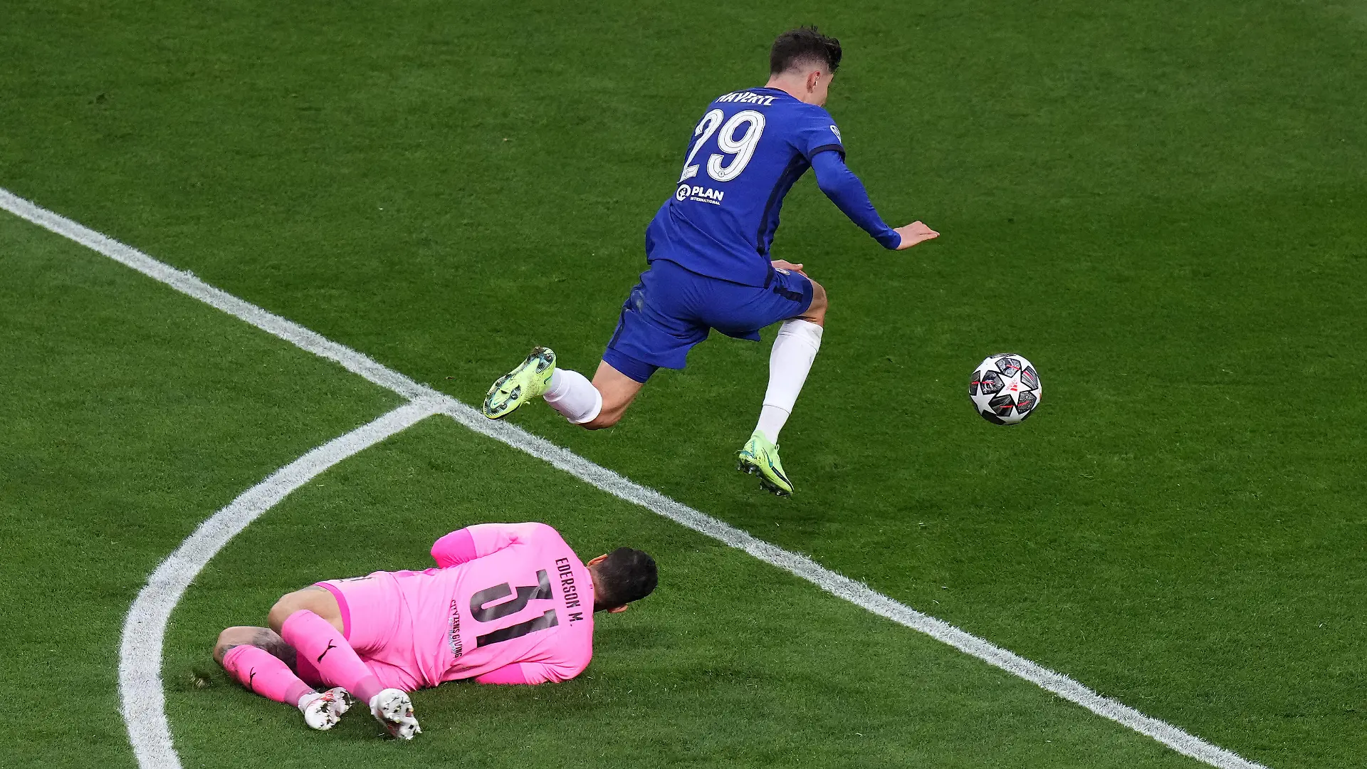 Manchester City v Chelsea - UEFA Champions League - Final - Estadio do Dragao Chelsea s Kai Havertz rounds Manchester City goalkeeper Ederson before scoring their side s first goal of the game during the UEFA Champions League final match held at Estadio do Dragao in Porto, Portugal. Picture date: Saturday May 29, 2021. Editorial use only, no commercial use without prior consent from rights holder. PUBLICATIONxINxGERxSUIxAUTxONLY Copyright: xAdamxDavyx 60077776 
