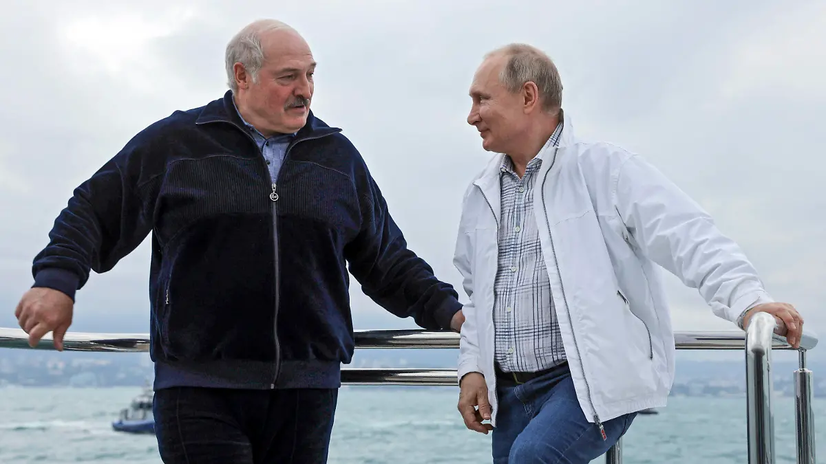 29.05.2021, Russland, Sotschi: Wladimir Putin (r), Präsident von Russland, und Alexander Lukaschenko, Präsident von Belarus, stehen auf einem Boot und unterhalten sich miteinander während ihres Treffens in Sotschi am Schwarzen Meer. Russland will das autoritär geführte Belarus bis Ende Juni mit einem Kredit in Höhe von 500 Millionen US-Dollar (ca. 410 Millionen Euro) unterstützen. Foto: Sergei Ilyin/Pool Sputnik Kremlin/AP/dpa +++ dpa-Bildfunk +++