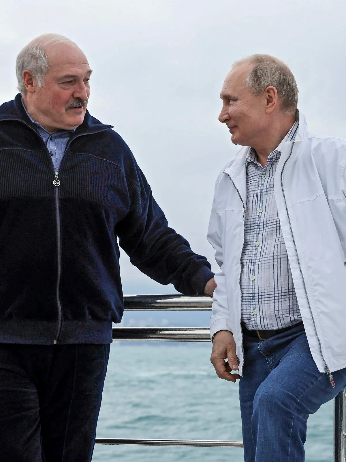 29.05.2021, Russland, Sotschi: Wladimir Putin (r), Präsident von Russland, und Alexander Lukaschenko, Präsident von Belarus, stehen auf einem Boot und unterhalten sich miteinander während ihres Treffens in Sotschi am Schwarzen Meer. Russland will das autoritär geführte Belarus bis Ende Juni mit einem Kredit in Höhe von 500 Millionen US-Dollar (ca. 410 Millionen Euro) unterstützen. Foto: Sergei Ilyin/Pool Sputnik Kremlin/AP/dpa +++ dpa-Bildfunk +++
