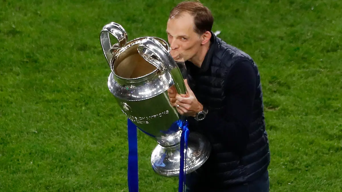Soccer Football - Champions League Final - Manchester City v Chelsea - Estadio do Dragao, Porto, Portugal - May 29, 2021 Chelsea manager Thomas Tuchel celebrates with the trophy after winning the Champions League Pool via REUTERS/Susana Vera