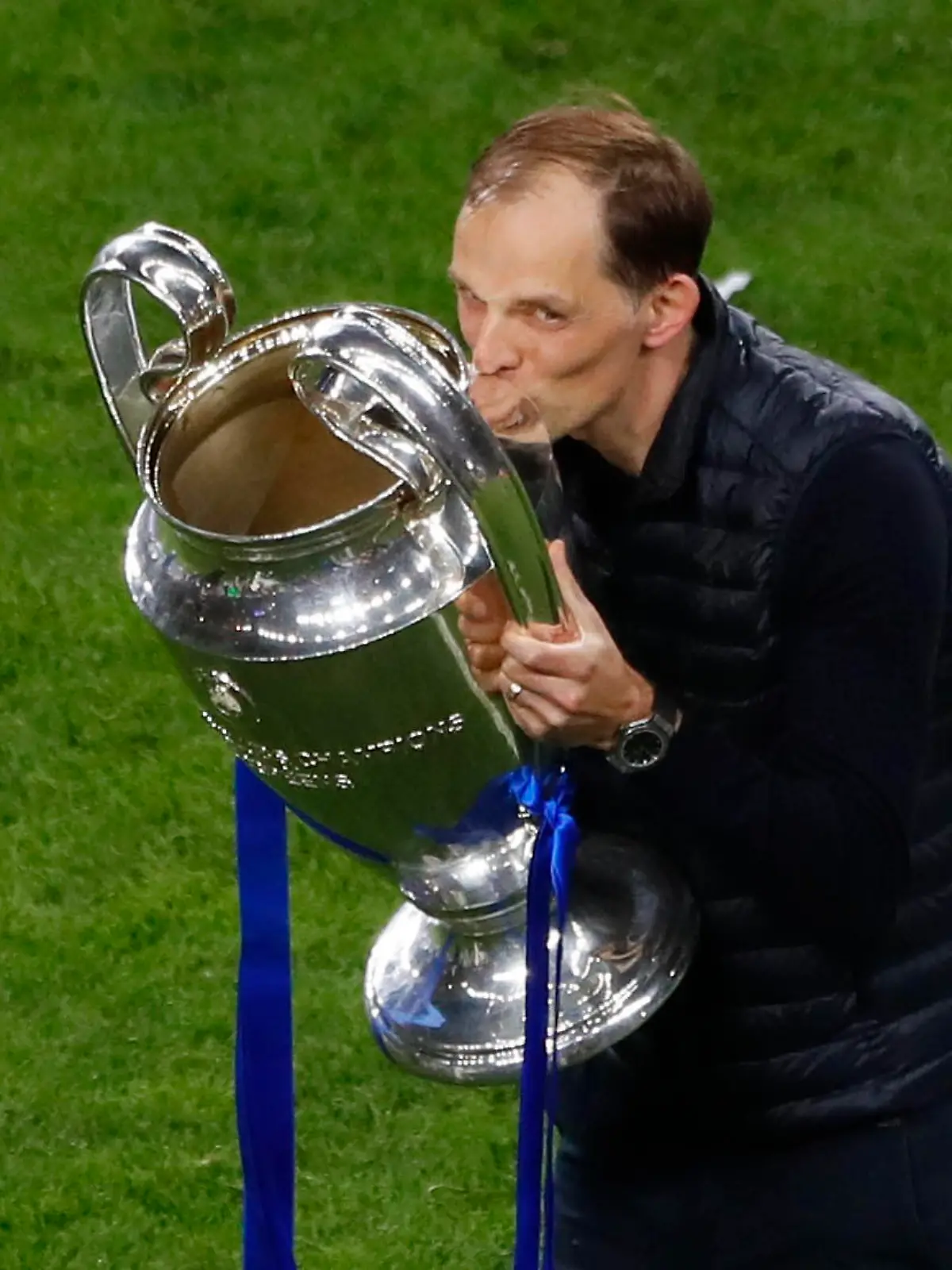 Soccer Football - Champions League Final - Manchester City v Chelsea - Estadio do Dragao, Porto, Portugal - May 29, 2021 Chelsea manager Thomas Tuchel celebrates with the trophy after winning the Champions League Pool via REUTERS/Susana Vera
