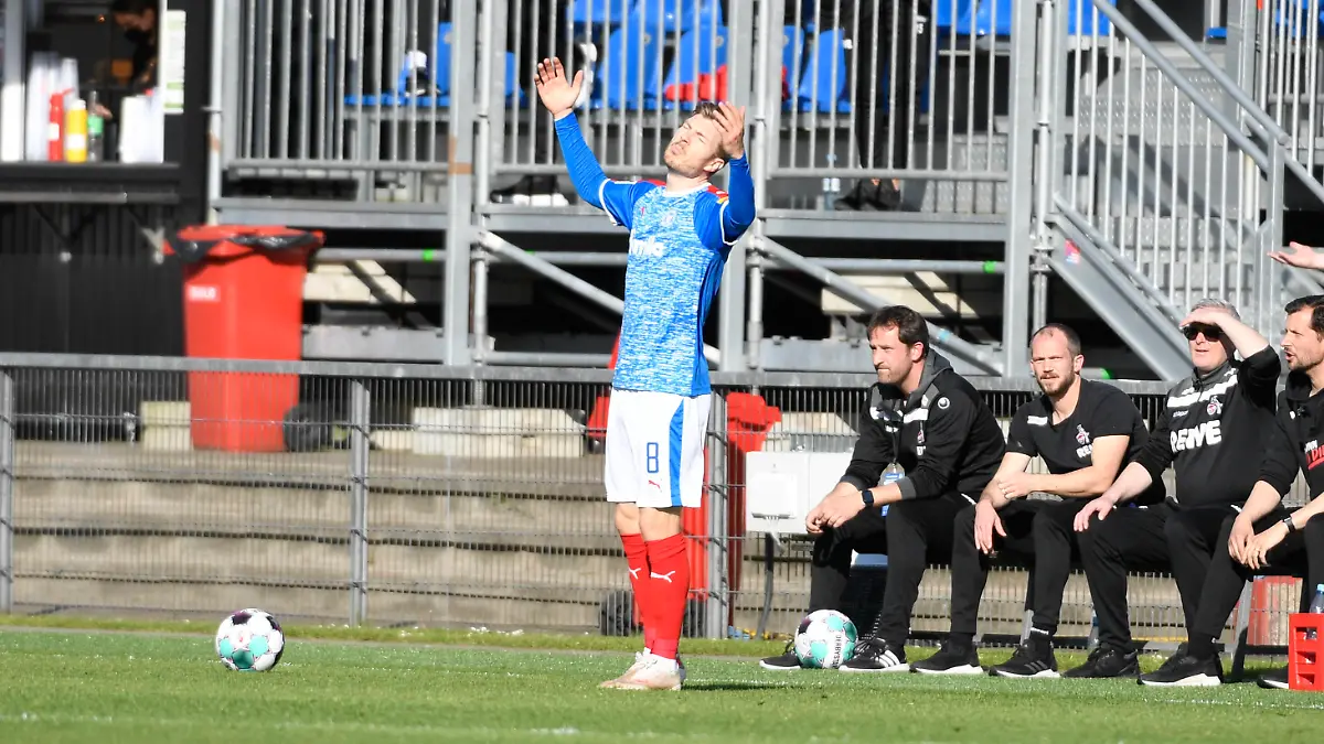 Alexander Mühling Holstein Kiel, 8 hadert, Fußball, Bundesliga-Relegation, Relegation, Aufstieg, Holstein Kiel vs 1. FC Köln, Rückspiel, Männer, Saison 2020/2021, 29.05.21 Kiel Holstein-Stadion Schleswig-Holstein Germany *** Alexander Mühling Holstein Kiel, 8 hadert, football, Bundesliga Relegation, relegation, promotion, Holstein Kiel vs 1 FC Köln, second leg, men, 2020 2021 season, 29 05 21 Kiel Holstein Stadion Schleswig Holstein Germany