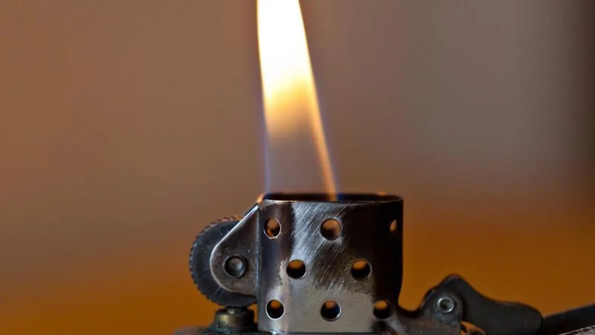 Flamme an Benzin-Feuerzeug