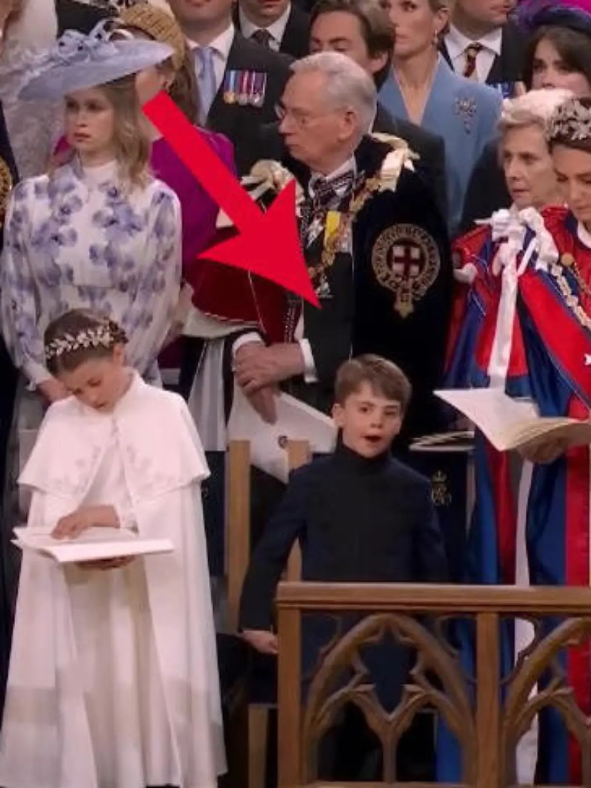 Charles (74) wird am Vormittag in einer feierlichen Zeremonie in der Westminster Abbey gekrönt. Danach geht es zurück zum Buckingham Palace. Hunderttausende Menschen säumen die Route. RTL berichtet für Sie direkt aus London.