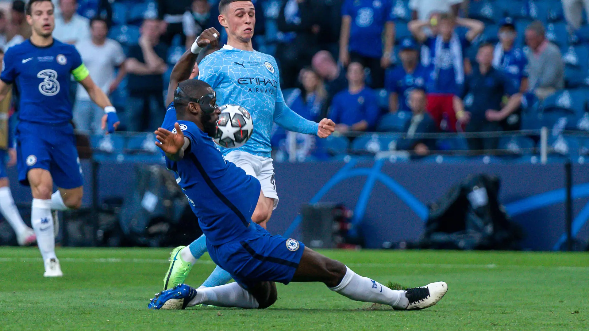 Antonio Rüdiger of Chelsea and Phil Foden of Man City during the UEFA Champions League Final match between Manchester City and Chelsea at The Estdio do Drago, Porto, Portugal on 29 May 2021. PUBLICATIONxNOTxINxUK Copyright: xAndyxRowlandx PMI-4238-0086 