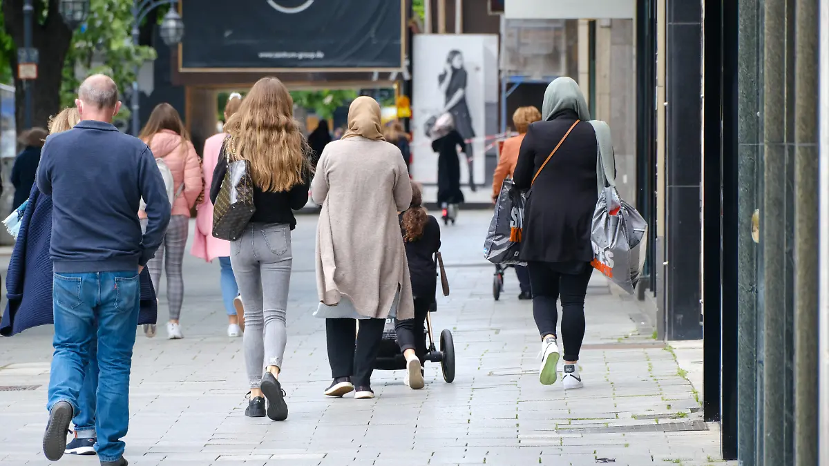 Düsseldorf 12.05.2021 Königsallee Einkaufsmeile Shoppingmeile Einkaufen Shoppen Luxus Geschäft Pandemie Lockdown Covid Corona Maskenpflicht Notbremse shutdown Bundesnotbremse Inzidenz Inzidenzwert Düsseldorf Nordrhein-Westfalen Deutschland *** Düsseldorf 12 05 2021 Königsallee shopping mall shopping luxury store pandemic lockdown covid corona mask duty emergency brake shutdown federal emergency brake incidence incidence value Düsseldorf North Rhine Westphalia Germany