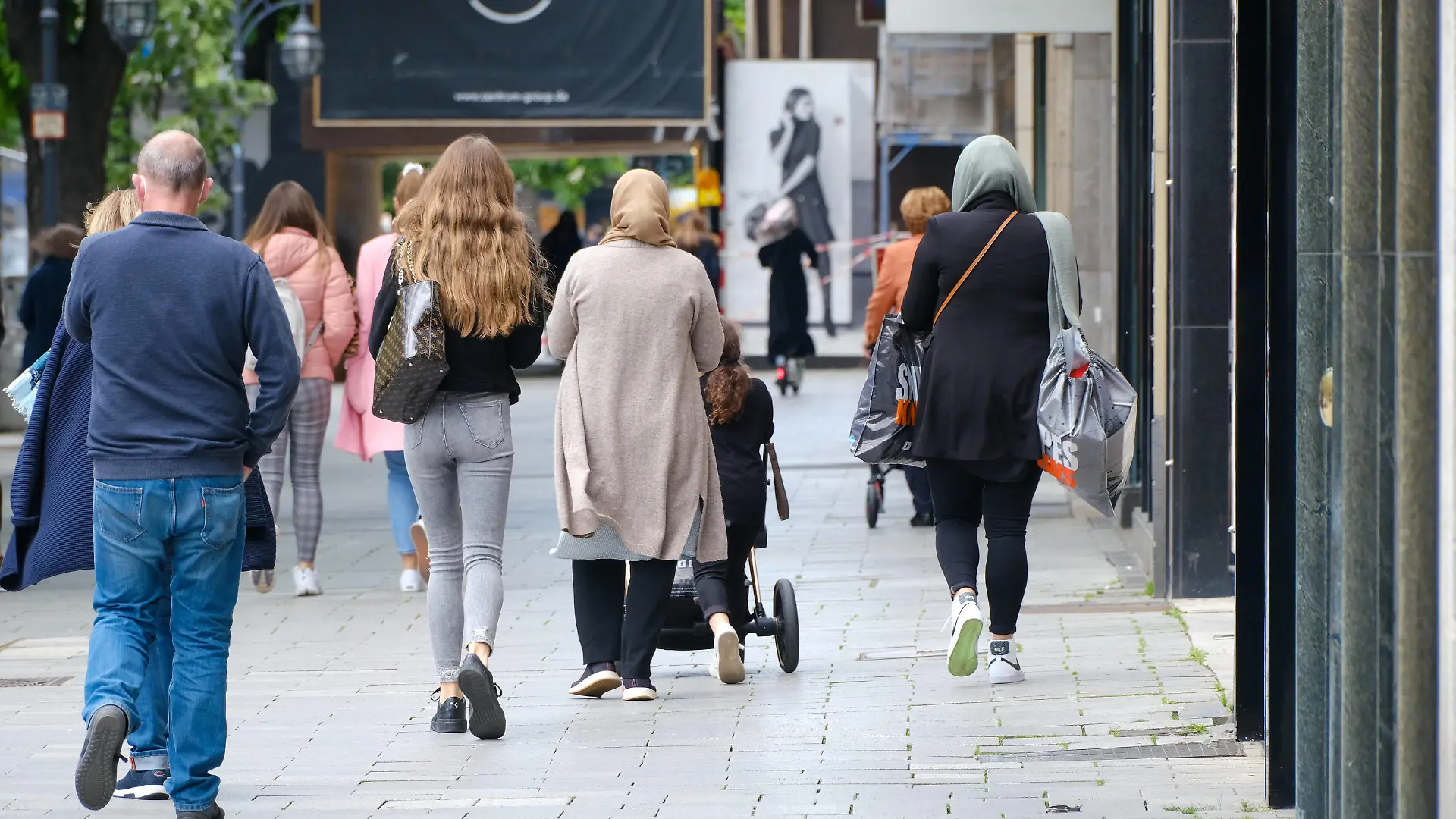 Düsseldorf 12.05.2021 Königsallee Einkaufsmeile Shoppingmeile Einkaufen Shoppen Luxus Geschäft Pandemie Lockdown Covid Corona Maskenpflicht Notbremse shutdown Bundesnotbremse Inzidenz Inzidenzwert Düsseldorf Nordrhein-Westfalen Deutschland *** Düsseldorf 12 05 2021 Königsallee shopping mall shopping luxury store pandemic lockdown covid corona mask duty emergency brake shutdown federal emergency brake incidence incidence value Düsseldorf North Rhine Westphalia Germany