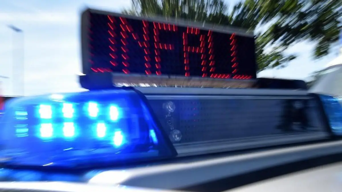 Blaulicht und LED-Laufschrift «Unfall»