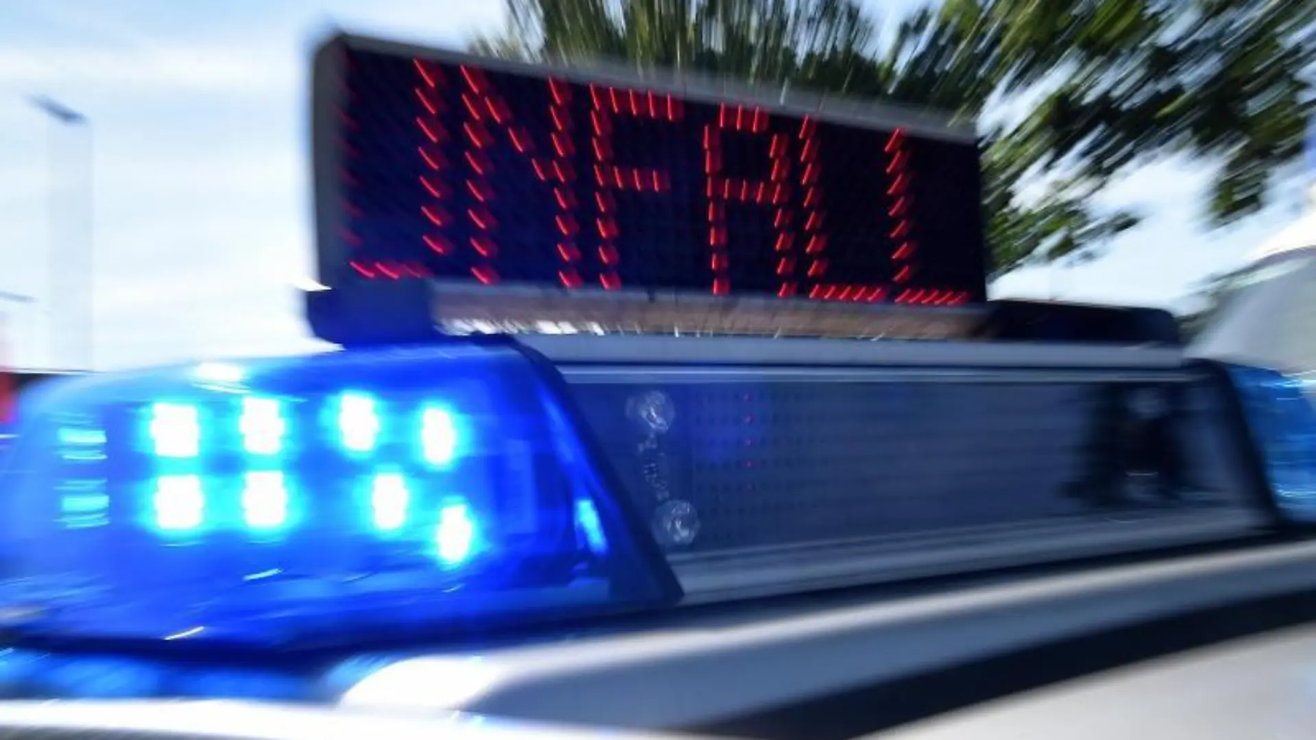 Blaulicht und LED-Laufschrift «Unfall»