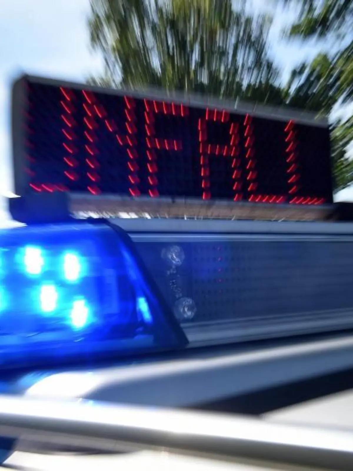 Blaulicht und LED-Laufschrift «Unfall»