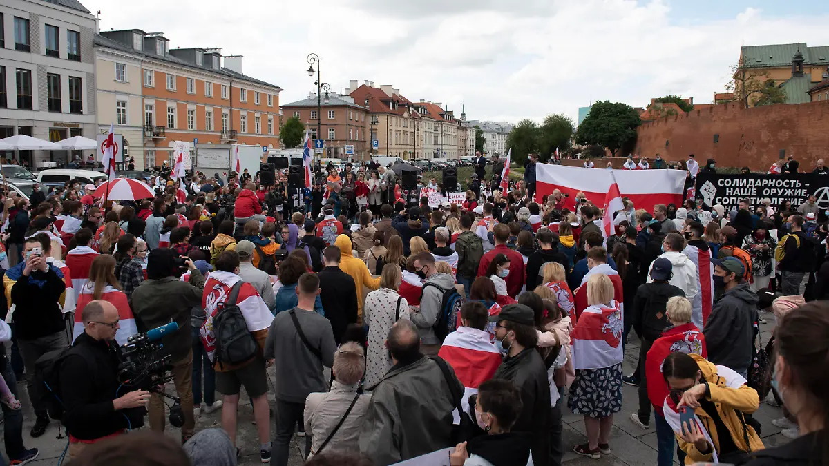 May 29, 2021, Warsaw, Warsaw, Poland: People are seen during the Global Picket for Belarus on May 29, 2021 in Warsaw, Poland. Around a hundred of people gathered in Castles Square in the Warsaw old town to take part in the Global Picket of solidarity with Belarus. Today marks one year since the start of peaceful protests in Belarus. Warsaw Poland - ZUMAk156 20210529_zip_k156_024 Copyright: xAleksanderxKalkax