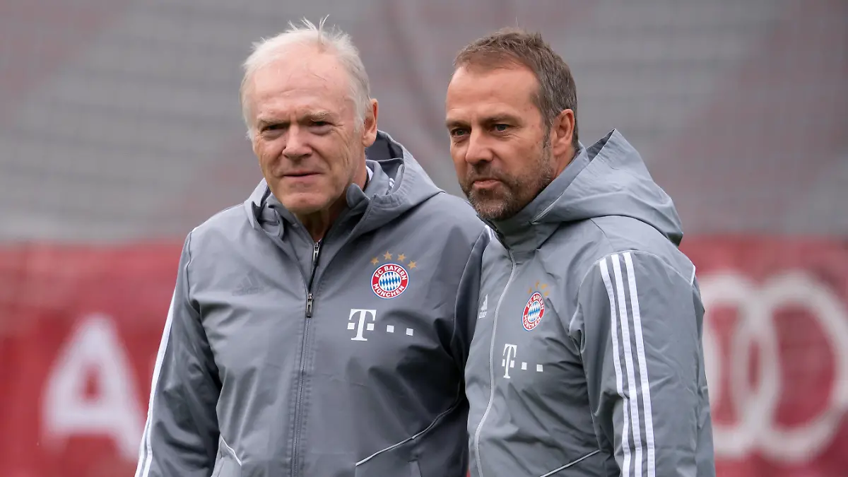 ARCHIV - 05.11.2019, Bayern, München: Fußball: Champions League, Bayern München - Olympiakos Piräus, Gruppenphase, Gruppe B, 4. Spieltag, Abschlusstraining von Bayern München auf dem Trainingsgelände an der Säbener Straße. Der damalige Interimstrainer Hansi Flick (r) und der damalige Co-Trainer Hermann Gerland stehen auf dem Platz. (zu dpa "«Tiger» Gerland rühmt Hansi Flick - «Er hat überragende Fähigkeiten»") Foto: Sven Hoppe/dpa +++ dpa-Bildfunk +++