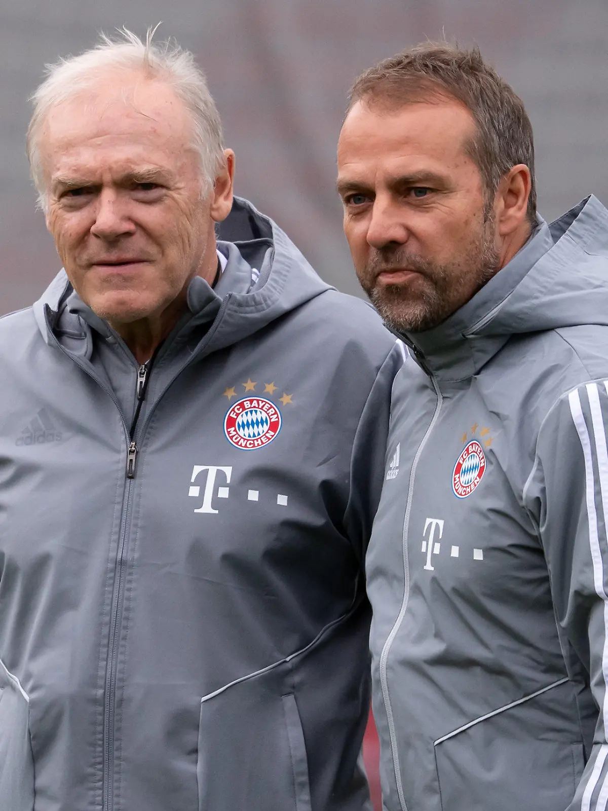 ARCHIV - 05.11.2019, Bayern, München: Fußball: Champions League, Bayern München - Olympiakos Piräus, Gruppenphase, Gruppe B, 4. Spieltag, Abschlusstraining von Bayern München auf dem Trainingsgelände an der Säbener Straße. Der damalige Interimstrainer Hansi Flick (r) und der damalige Co-Trainer Hermann Gerland stehen auf dem Platz. (zu dpa "«Tiger» Gerland rühmt Hansi Flick - «Er hat überragende Fähigkeiten»") Foto: Sven Hoppe/dpa +++ dpa-Bildfunk +++