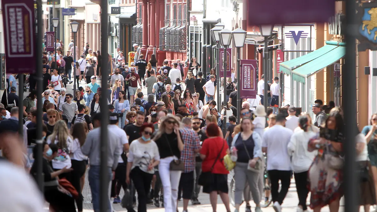 Die Menschen nutzen das warme Wetter und proben das Ende des Lockdown s zumeist ohne Masken in der vollen Einkaufsstraße und Fußgängerzone Hauptstraße in der Innenstadt von Heidelberg, Baden Württemberg, Deutschland *** People take advantage of the warm weather and rehearse the end of the lockdown s mostly without masks in the crowded shopping street and pedestrian zone Hauptstraße in downtown Heidelberg, Baden Württemberg, Germany