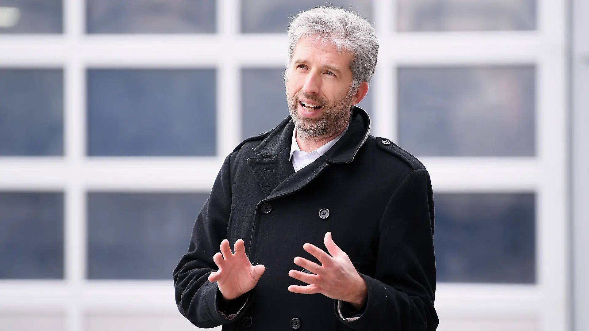 Tuebingen 30.04.2021 Oberbuergermeister Boris Palmer Die Gruenen hat die groesste Photovoltaikanlage Tuebingens beim Autohauses Seeger mit einer Leistung von 410 Kilowatt offiziell in Betrieb genommen. *** Tuebingen 30 04 2021 Mayor Boris Palmer The Greens officially commissioned Tuebingens largest photovoltaic system at the Seeger car dealership with an output of 410 kilowatts. ULMER