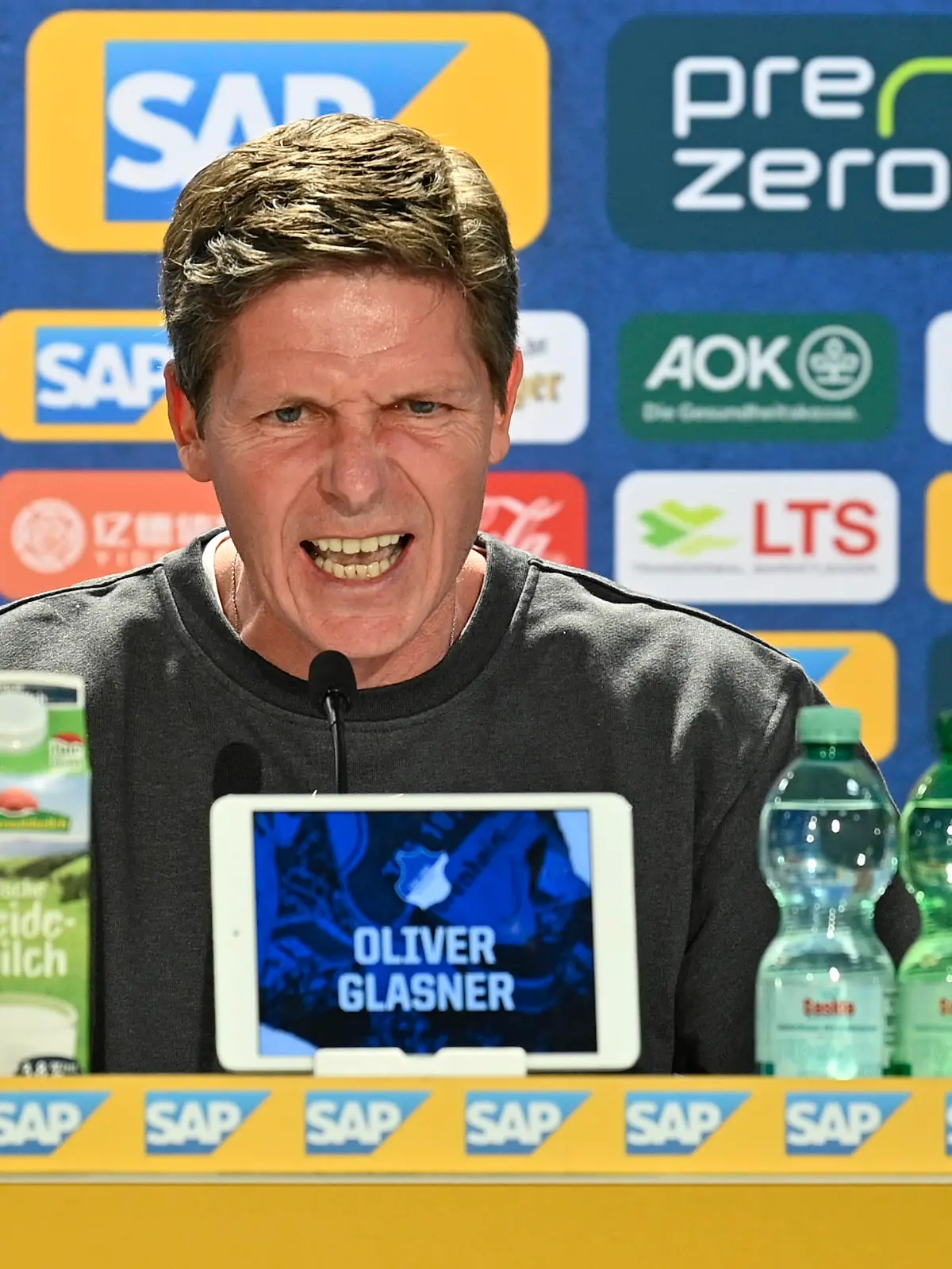 nach Spielende: waehrend der PK Pressekonferenz Trainer Coach Oliver Glasner Eintracht Frankfurt SGE reagiert auf eine Frage eines Reporters absolut sauer wuetend frustriert und faltet den Reporter zusammen TSG 1899 Hoffenheim vs SGE Eintracht Frankfurt 06.05.2023 DFL REGULATIONS PROHIBIT ANY USE OF PHOTOGRAPHS AS IMAGE SEQUENCES AND/OR QUASI-VIDEO TSG 1899 Hoffenheim vs SGE Eintracht Frankfurt *** after end of game during PK press conference coach coach Oliver Glasner Eintracht Frankfurt SGE reacts to a question of a reporter absolutely angry angry frustrated and folds the reporter TSG 1899 Hoffenheim vs SGE Eintracht Frankfurt 06 05 2023 DFL REGULATIONS PROHIBIT ANY USE OF PHOTOGRAPHS AS IMAGE SEQUENCES AND OR QUASI VIDEO TSG 1899 Hoffenheim vs SGE Eintracht Frankfurt