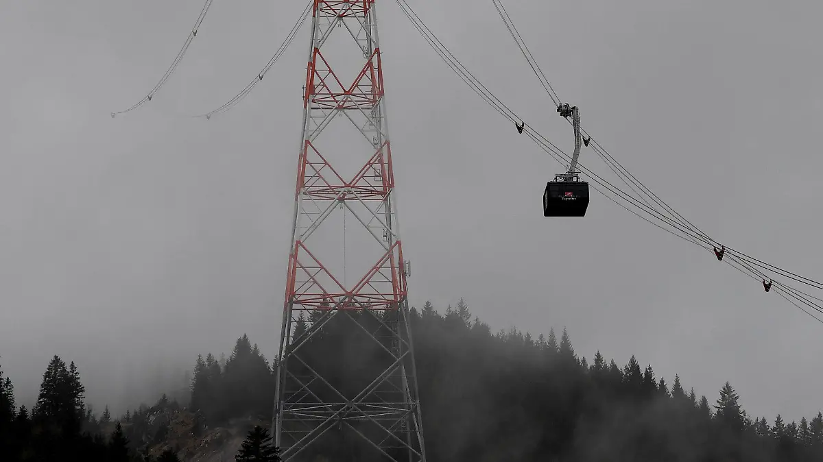 20.05.2021, Bayern, Grainau: Die Gondel der Zugspitzseilbahn läuft im Probebetrieb. Am 21.05.2021 dürfen in Bayern wieder die Seilbahnen öffnen. Foto: Angelika Warmuth/dpa +++ dpa-Bildfunk +++
