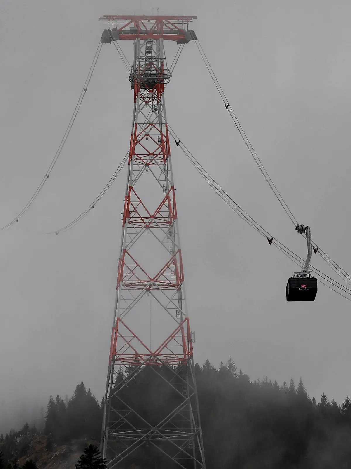 20.05.2021, Bayern, Grainau: Die Gondel der Zugspitzseilbahn läuft im Probebetrieb. Am 21.05.2021 dürfen in Bayern wieder die Seilbahnen öffnen. Foto: Angelika Warmuth/dpa +++ dpa-Bildfunk +++