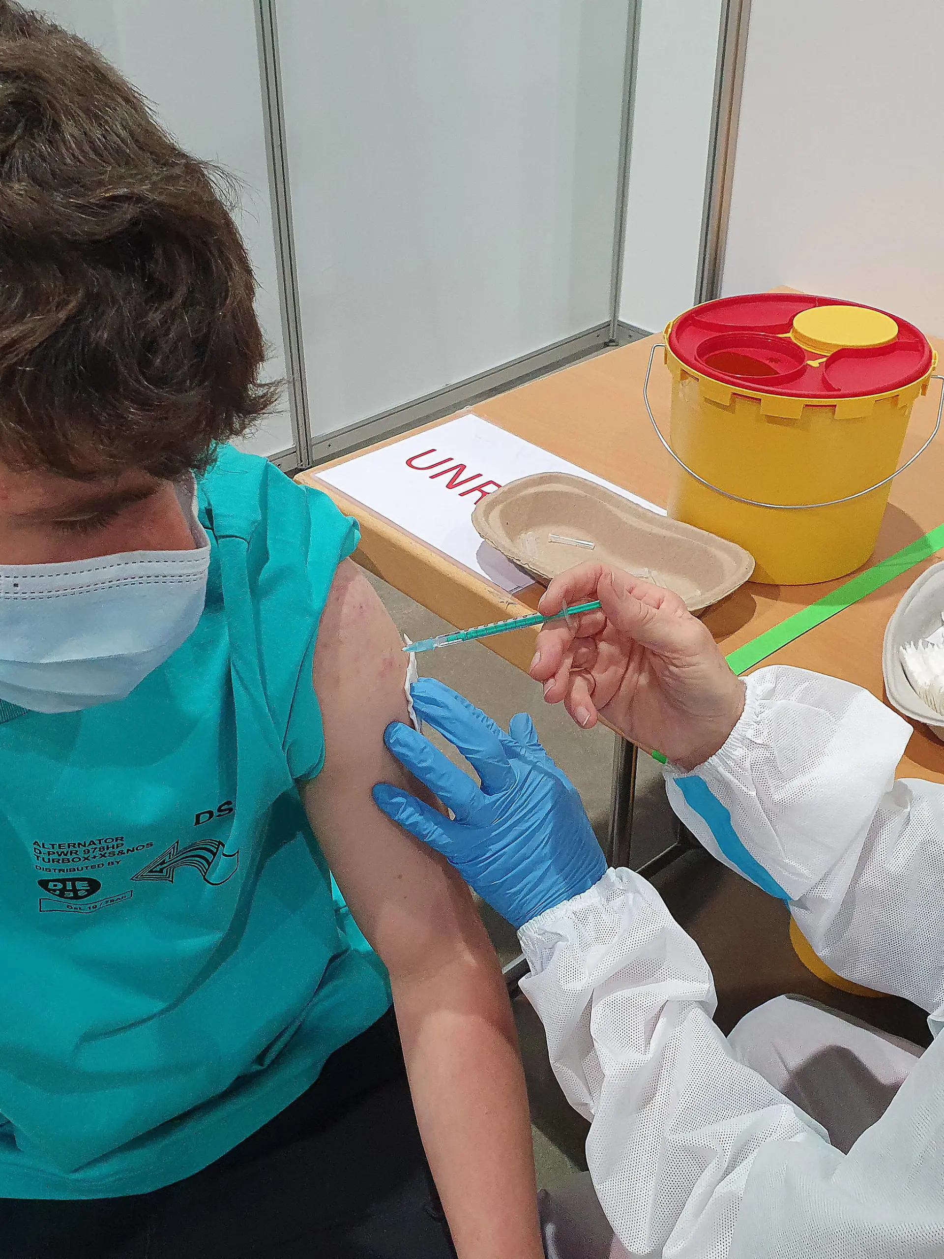  Offenburg Themenbild - Kreisimpfzentrum Offenburg, Landkreis Ortenau, Baden-Württemberg, Corona Schutzimpfung mit dem Impfstoff Biontech, Pfizer, Comirnaty Themenbild - Kreisimpfzentrum Offenburg, Landkreis Ortenau, Baden-Württemberg, Corona Schutzimpfung mit dem Impfstoff Biontech, Pfizer, Comirnaty XMR, Coronaschutzimpfungen Erstimpfung und Zweitimpfung Jugendliche ueber 16 Jahre, an Personen der Risikogruppen sowie medizinischem Fachpersonal. Impfling erhält mit der Impfspritze den Impfstoff Biontech, Pfizer, Comirnaty sowie den Eintrag in Form eines Aufklebers in das Impfbuch, Impfbescheinigung. Symbolbild, Themenbild, Featurebild *** Offenburg theme picture district vaccination center Offenburg, district Ortenau, Baden Württember Copyright: xFleigx/xEibner-Pressefotox EP_dfg