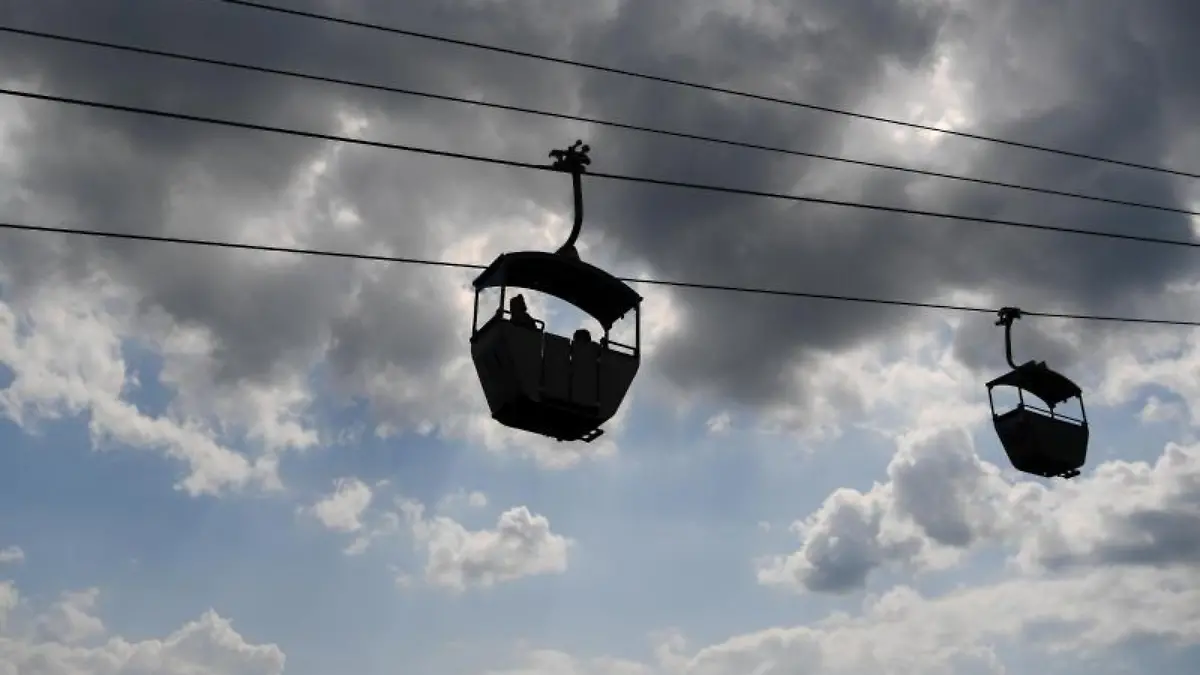 Zwei Gondeln einer Seilbahn