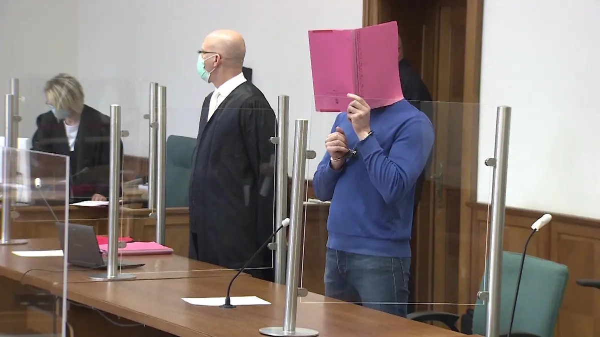 Der Angeklagte steht vor Gericht