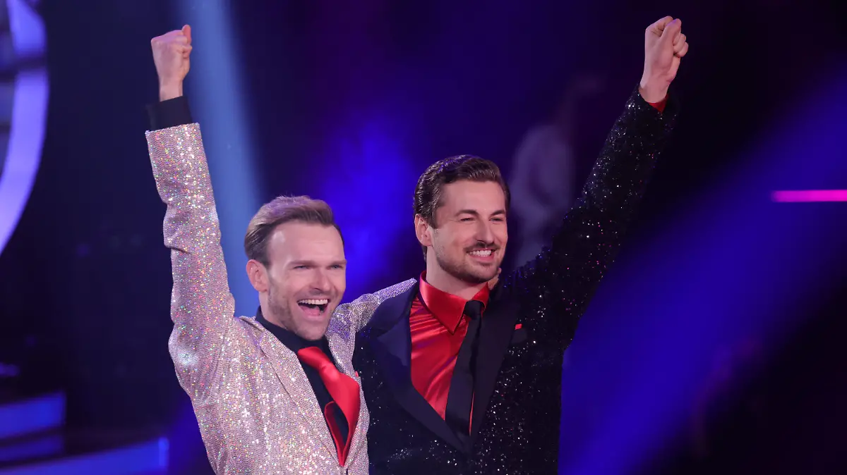 28.05.2021, Nordrhein-Westfalen, Köln: Nicolas Puschmann und Vadim Garbuzov, Finalisten der 14. Staffel der RTL Tanzshow "Let's Dance", stehen auf der Bühne. Foto: Andreas Renz/Getty/POOL/dpa +++ dpa-Bildfunk +++