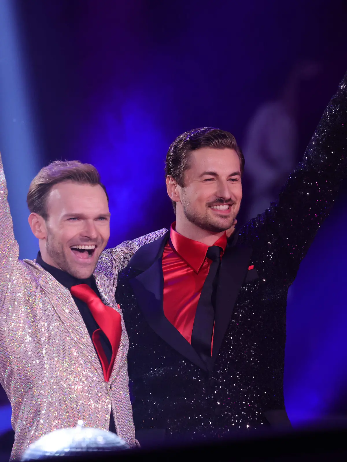 28.05.2021, Nordrhein-Westfalen, Köln: Nicolas Puschmann und Vadim Garbuzov, Finalisten der 14. Staffel der RTL Tanzshow "Let's Dance", stehen auf der Bühne. Foto: Andreas Renz/Getty/POOL/dpa +++ dpa-Bildfunk +++