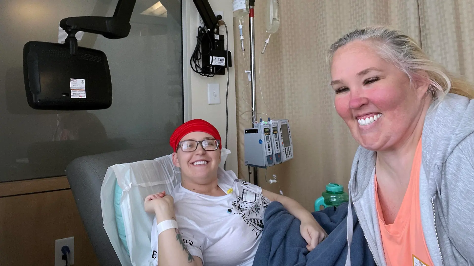 EXCLUSIVE: Mama June Shannon was reunited with her family as she attended her daughter?s second chemotherapy session. The reality TV star, 43, was present at a hospital in Georgia to support Anna ?Chickadee? Cardwell as she received treatment for stage 4 adrenal carcinoma, a type of cancer affecting her liver, kidney, and lung. At the emotional chemo session was June, her husband Justin Stroud, her other daughter Jessica and Anna?s boyfriend Elridge Toney. Mother-of-two Anna, 28, first reported experiencing stomach aches before undergoing a series of tests that led to the terrifying diagnosis in January. She recently completed her first round of chemotherapy, and doctors are said to be monitoring her progress before making any further decisions. Images show Anna hooked up to medical equipment in a hospital in Georgia while one photograph shows her hair after it fell out. Sources close to the family said the family have been rallying around Anna as she embarks on her treatment. A source said of June?s visit: ?The family are rallying around Anna and are doing everything they can to make her feel comfortable. ?June has been by her daughter?s side and is supporting her completely through this terrible ordeal she is facing.?. 15 Apr 2023 Pictured: Mama June Shannon was reunited with her family as she attended her daughter?s second chemotherapy session. The reality TV star, 43, was present at a hospital in Georgia to support Anna ?Chickadee? Cardwell as she received treatment for stage 4 adrenal carcinoma, a type of cancer affecting her liver, kidney, and lung. Photo credit: MEGA TheMegaAgency.com +1 888 505 6342 (Mega Agency TagID: MEGA969263_002.jpg) [Photo via Mega Agency]