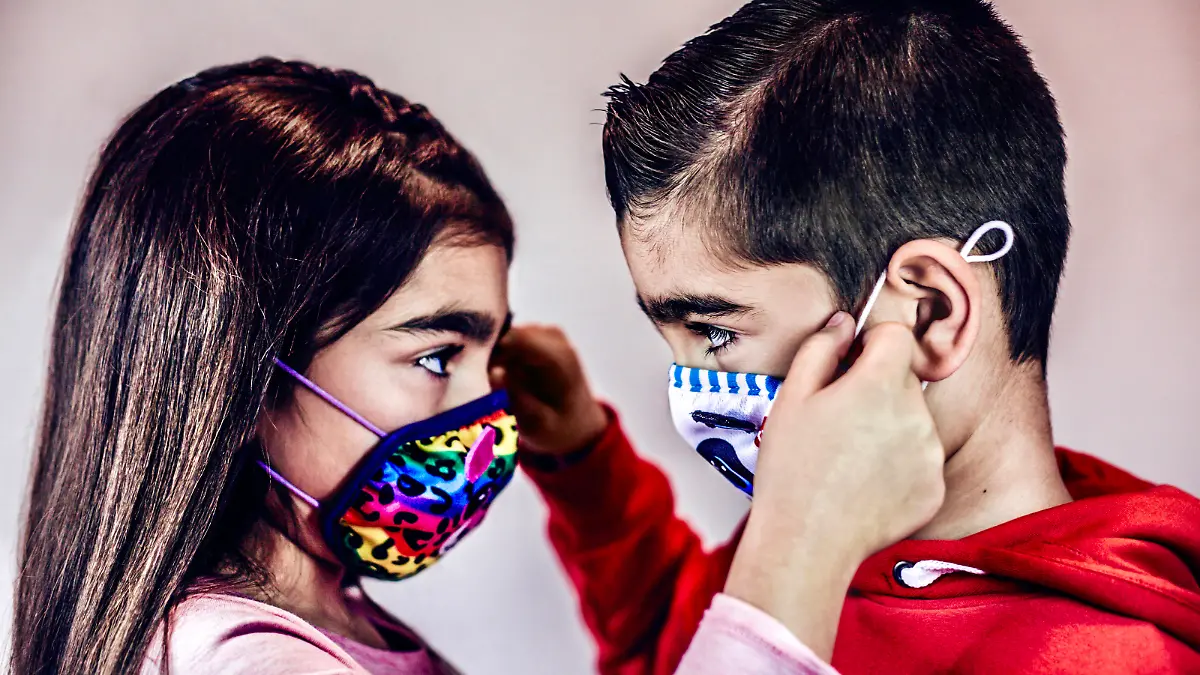 Zwei Kinder mit Maske aus Marcel Gregory Stocks Bildband Behind the mask