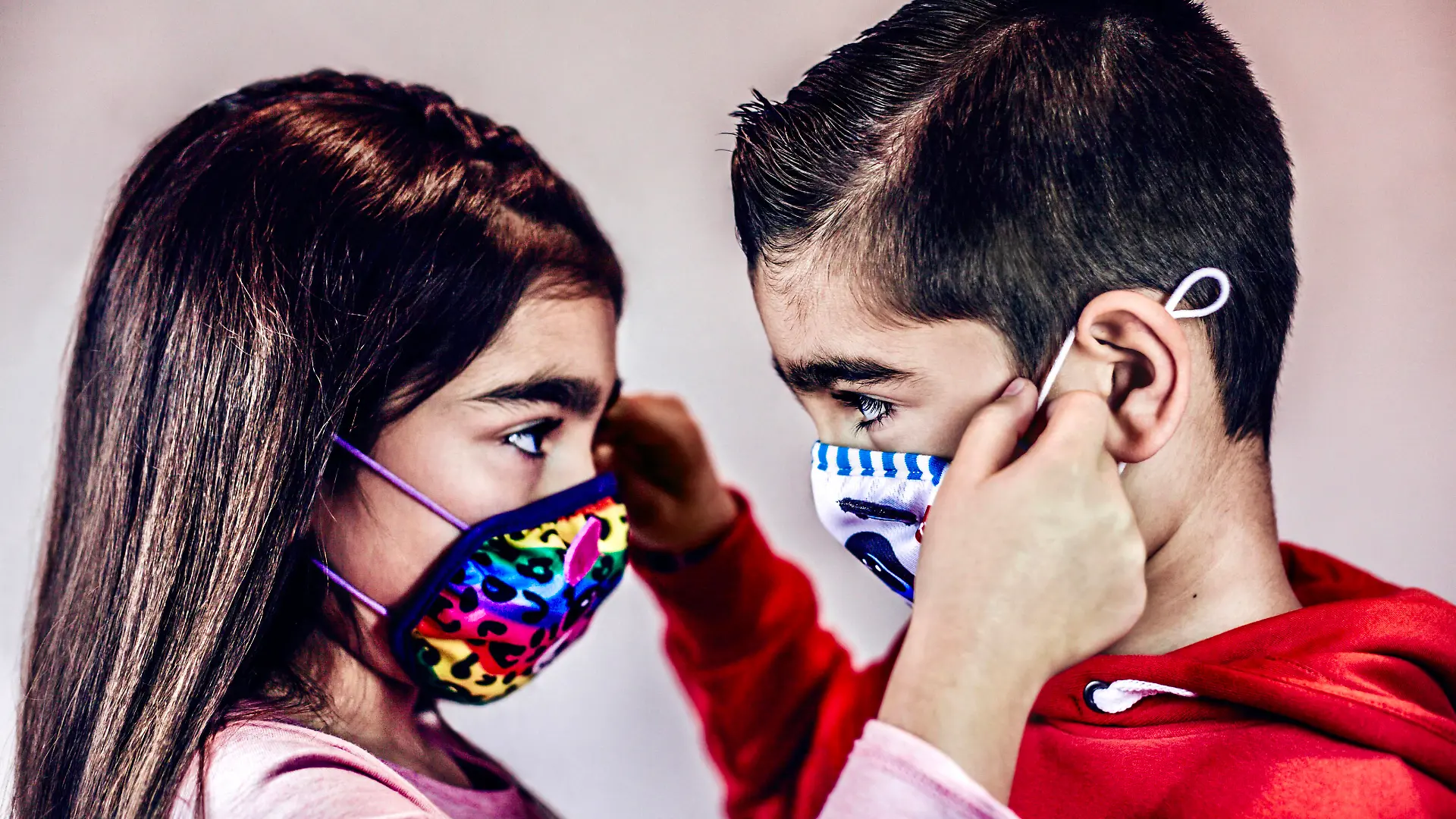 Zwei Kinder mit Maske aus Marcel Gregory Stocks Bildband Behind the mask