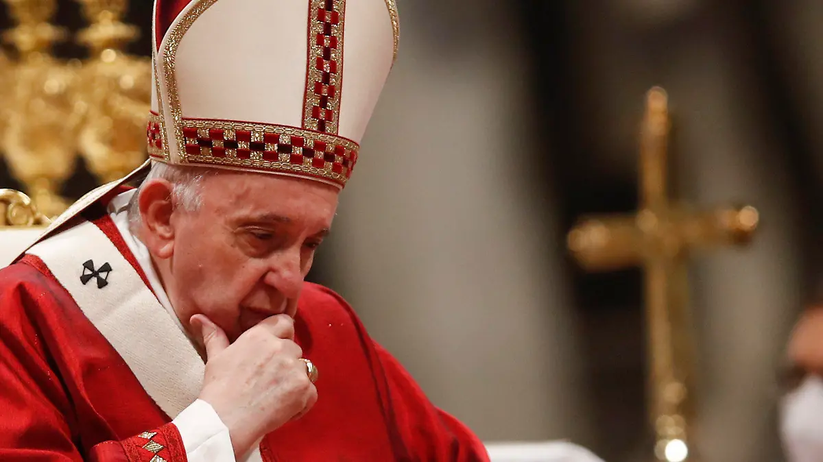 23.05.2021, Vatikan, Vatikanstadt: Papst Franziskus stützt seinen Kopf auf seiner Hand auf und hört, im Rahmen der Pfingstmesse im Petersdom, der Lesung aus dem Evangelium zu. Der Papst hat in der Messe zum Pfingstsonntag die Gläubigen und die Kirche angehalten, nicht in ein Leistungsdenken zu verfallen. Foto: Alessandra Tarantino/AP/dpa +++ dpa-Bildfunk +++