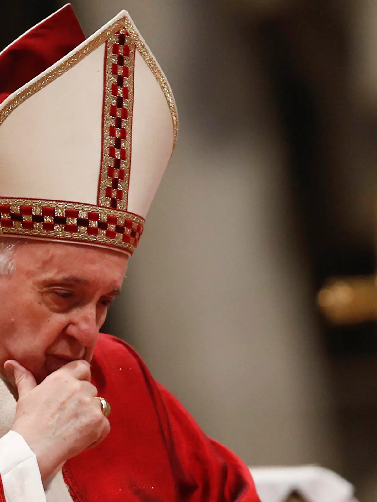 23.05.2021, Vatikan, Vatikanstadt: Papst Franziskus stützt seinen Kopf auf seiner Hand auf und hört, im Rahmen der Pfingstmesse im Petersdom, der Lesung aus dem Evangelium zu. Der Papst hat in der Messe zum Pfingstsonntag die Gläubigen und die Kirche angehalten, nicht in ein Leistungsdenken zu verfallen. Foto: Alessandra Tarantino/AP/dpa +++ dpa-Bildfunk +++